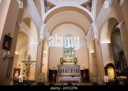 Der gläsernen Sarkophag des Heiligen Ubaldo in der im XVI. Jahrhundert auf dem Berg Ingino in Gubbio, Umb, erbauten Basilika Sant'Ubaldo im Barock Stockfoto
