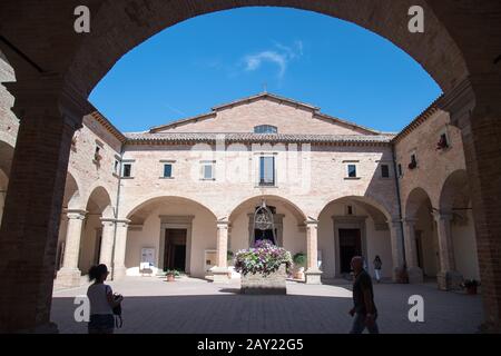 Die aus dem 16. Jahrhundert erbaute, barocke Basilika di Sant'Ubaldo auf dem Berg Ingino in Gubbio, Umbrien, Italien. August 2019 © Wojciech S Stockfoto