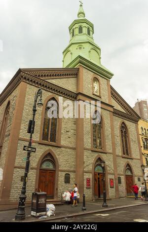 New York, USA - 20. August 2018: Die Kirche der Verklärung in der 25 Mott Street im Chinatown-Viertel von Manhattan, New York City. Der ch Stockfoto