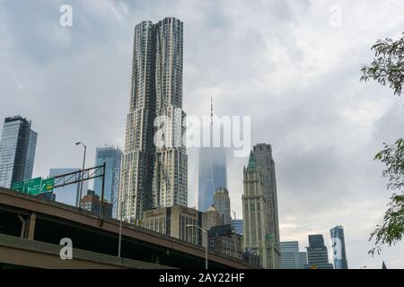 New York, USA - 20. August 2018: 8 Spruce Street, ursprünglich als Beekman Tower bekannt und derzeit von Gehry als New York vermarktet, ist ein 76-stöckiges Skyscra Stockfoto