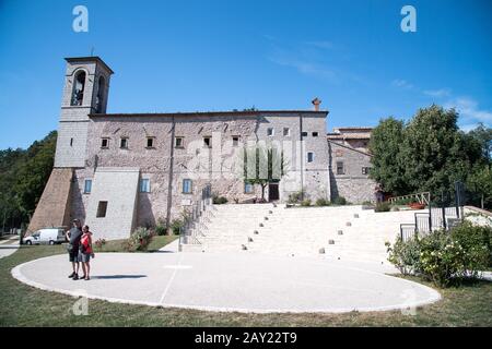Die aus dem 16. Jahrhundert erbaute, barocke Basilika di Sant'Ubaldo auf dem Berg Ingino in Gubbio, Umbrien, Italien. August 2019 © Wojciech S Stockfoto