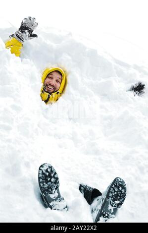 Winterspaß Mann mit Spaß im Schnee Stockfoto