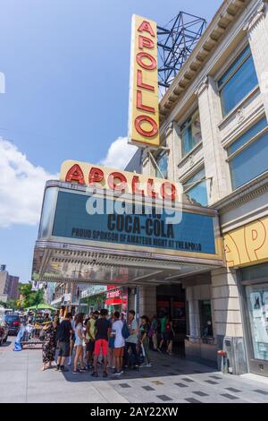 New York, USA - 20. August 2018: The125th Street and Apollo Theatre, eine der ältesten und berühmtesten Musikhallen der Vereinigten Staaten, in ha Stockfoto