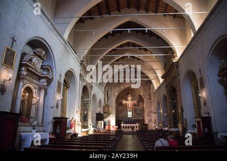 Die romantische Gotik Chiesa di Sant'Agostino (Kirche des Heiligen Augustinus) im historischen Zentrum von Gubbio, Umbrien, Italien. August 2019 © Wojciech Strozyk Stockfoto