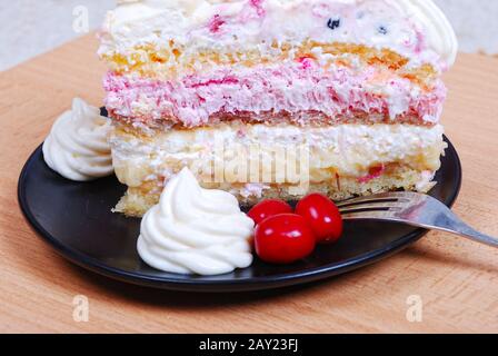 Farbenfroher, schöner Kuchen auf dem Teller Stockfoto