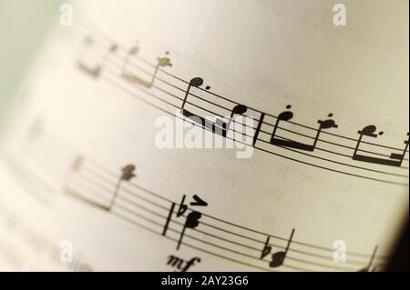 Nahaufnahme alter Noten mit selektivem Fokus und sehr flachem Freiheitsgrad Stockfoto