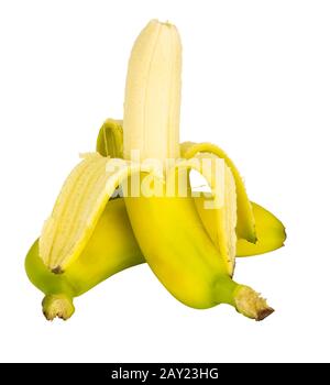 Halbgeschälte Bananen, die auf einer ganzen Banane befestigt sind und auf einem weißen Hintergrund isoliert sind, für eine einfache Auswahl per Mausklick. Stockfoto