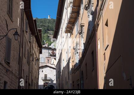 Die Basilika di Sant'Ubaldo (Basilika von Sant'Ubaldo) wurde im XVI. Jahrhundert auf dem Berg Ingino und dem historischen Zentrum von Gubbio, Umbrien, Italien erbaut. August 2019 Stockfoto