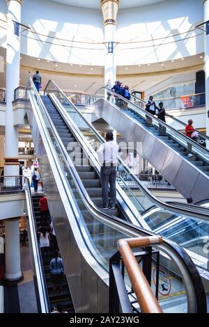 Durban, Südafrika, 15. Mai bis 2019: Innen-Einkaufszentrum mit Rolltreppe auf die nächste Ebene Stockfoto