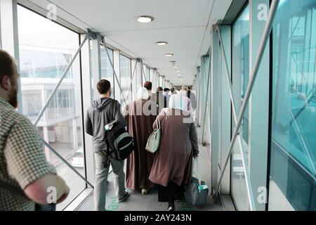 Reisende Passagiere am Flughafen Stockfoto