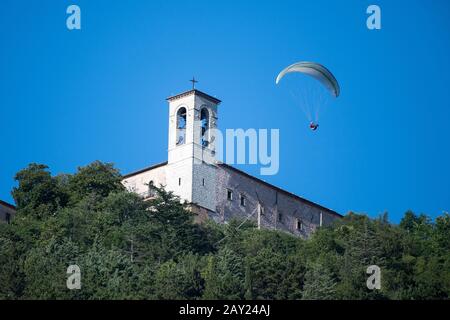 Die aus dem 16. Jahrhundert erbaute, barocke Basilika di Sant'Ubaldo auf dem Berg Ingino in Gubbio, Umbrien, Italien. August 2019 © Wojciech S Stockfoto