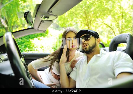 Junge Paare hängen zusammen im Auto draußen Stockfoto