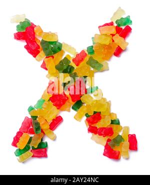 Buchstabe X des englischen Alphabets aus mehrfarbiger Kaumarmalade auf weiß isoliertem Hintergrund. Lebensmittelmuster aus Süßigkeiten von Kindern Bären Stockfoto