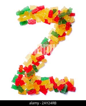 Buchstabe Z des englischen Alphabets aus mehrfarbiger Kaumarmalade auf weiß isoliertem Hintergrund. Lebensmittelmuster aus Süßigkeiten von Kindern Bären Stockfoto