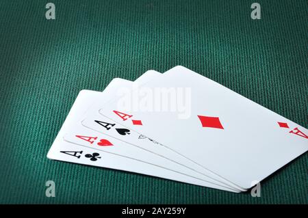 Vier Asse im Casino auf grünem Hintergrund Stockfoto