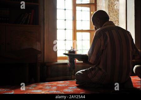 Muslim liest Koran in der Moschee Stockfoto