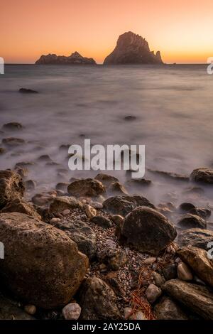 Sonnenuntergang am Strand Cala d'Hort, Ibiza, Balearen, Spanien Stockfoto