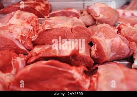 Auswahl an Fleisch in einer Metzgerei Stockfoto