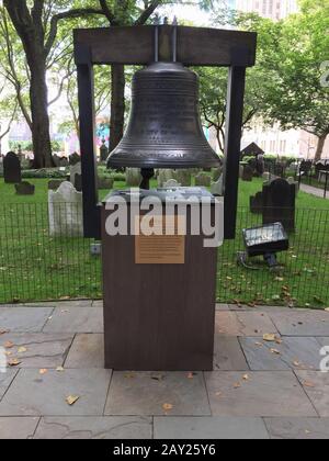 New York, USA - 20. August 2018: Die "Bell of Hope" in der St. Paul's Chapel of Trinity Church wurde im September 2002 in Remembra auf dem Kirchhof installiert Stockfoto