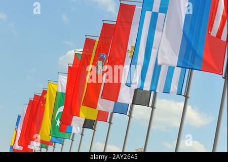 Flaggen auf Wind Stockfoto