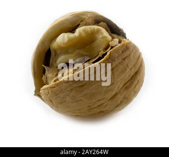 gebrochene Walnuss auf dem weißen Hintergrund isoliert Stockfoto