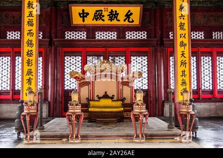 Der Thron in der Halle der Erhaltung der Harmonie, Verbotene Stadt, Peking Stockfoto