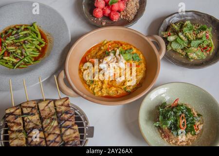 Thai-Food zeichnet sich durch leicht zubereitete Gerichte mit starken aromatischen Komponenten und einem würzigen Rand aus. Stockfoto