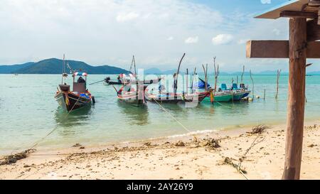 Koh Samui, Thailand - 2. Januar 2020: Authentische thailändische Fischerboote, die an einem Tag am Thong Krut Strand in Taling Ngam angedockt sind Stockfoto