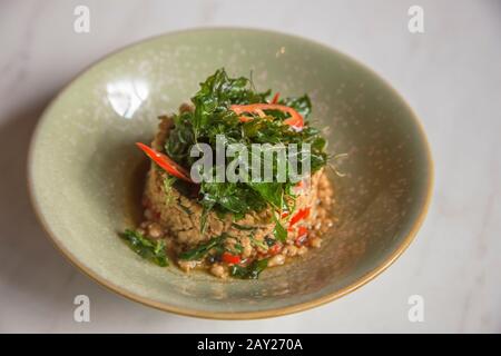 Thailändische Gerichte zeichnen sich durch leicht zubereitete Gerichte mit starken aromatischen Komponenten und einer würzigen Note aus. Das ist Hackfleisch-Schweinefleisch, gebraten mit heiligem Basilikum Stockfoto