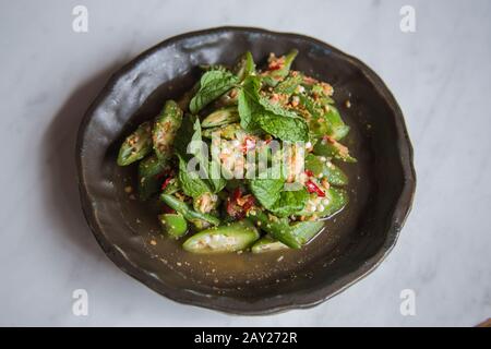 Thai-Food zeichnet sich durch leicht zubereitete Gerichte mit starken aromatischen Komponenten und einem würzigen Rand aus. Das ist die gebratene Lady Finger 'Okra'. Stockfoto