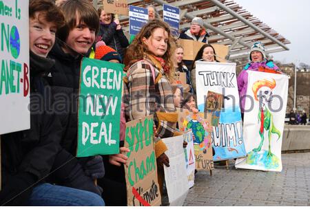 Edinburgh, Schottland, Großbritannien. Februar 2020. Edinburgh Youth Valentine's Day Klimakreiskundgebung außerhalb des schottischen Parlaments in Holyrood. Credit: Craig Brown/Alamy Live News Stockfoto