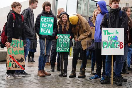 Edinburgh, Schottland, Großbritannien. Februar 2020. Edinburgh Youth Valentine's Day Klimakreiskundgebung außerhalb des schottischen Parlaments in Holyrood. Credit: Craig Brown/Alamy Live News Stockfoto