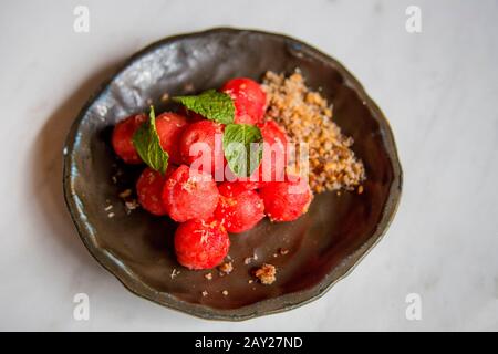 Thai-Food zeichnet sich durch leicht zubereitete Gerichte mit starken aromatischen Komponenten und einem würzigen Rand aus. Dies ist eine Wassermelone Vorspeise. Stockfoto