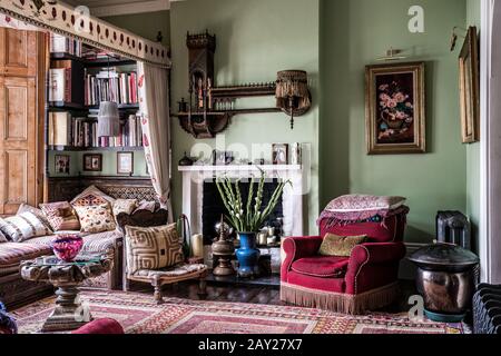 Wohnzimmer im edwardianischen Stil mit Kamin Stockfoto