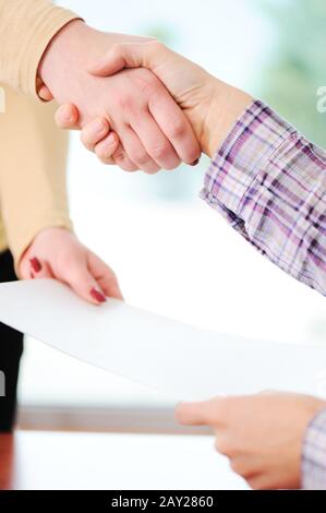Schließen eines Angebots mit einem Handshake. Vertrag zwischen Frauen in der Hand. Stockfoto