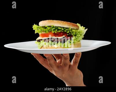 Burger auf Teller im restaurant Stockfoto