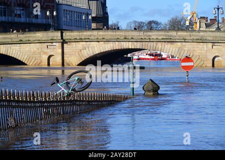 Überschwemmungen in york, nachdem die Flussuse ihre Ufer yorkshire UK platzen ließ Stockfoto