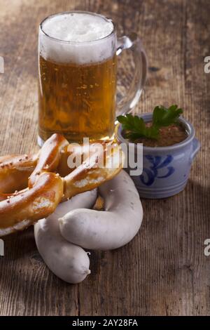 Bayerische Kalbswurst mit Brezel und Bier Stockfoto