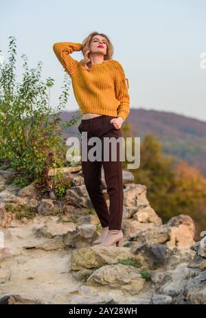 Frau warmer Pullover Natur Hintergrund entschärft. Elegance Konzept. Schickes Mädchen Make-up Gesicht tragen Strickpullover. Stil ist ein Begriff des Gleichgewichts. Wunderschöne Dame, die sich im Pullover aus Wolle gemütlich fühlt. Trendige Kleidung. Stockfoto