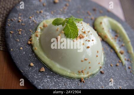 Thai-Food zeichnet sich durch leicht zubereitete Gerichte mit starken aromatischen Komponenten und einem würzigen Rand aus. Dies ist ein Avocado Panna Cotta Dessert, Stockfoto