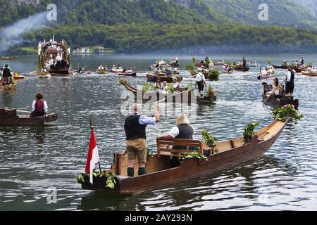 Seezug nach Corpus Christi in Hallstatt Stockfoto