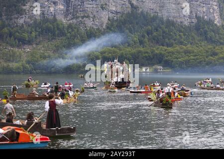 Seezug nach Corpus Christi in Hallstatt Stockfoto