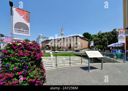 Plovdiv, Bulgarien - 08. Juni 2018: Nicht identifizierte Menschen im Forum Romanum mit der mittelalterlichen Dzhumaya-Moschee in der Fußgängerzone in der Innenstadt Stockfoto