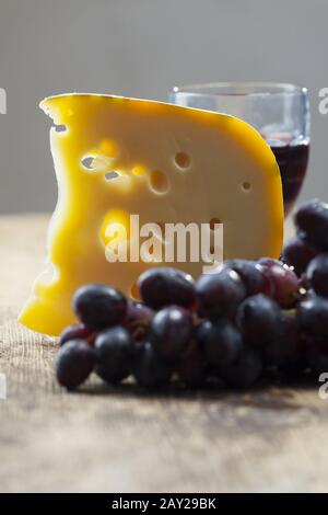 Schweizer Käse, Trauben und Rotwein Stockfoto