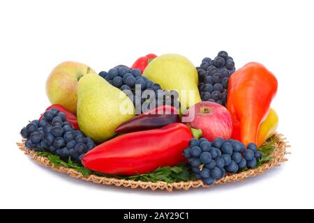 Früchten, Pfeffer und Petersilie Blätter auf einer Platte auf eine Stockfoto