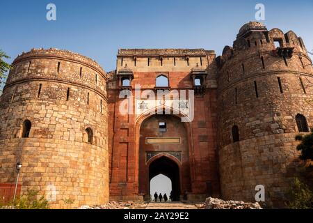 Indien, Uttar Pradesh, Neu-Delhi, Purana Qila, Old Mughal-era Fort, Haupttor von Bara Darwaza, Stockfoto