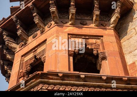 Indien, Uttar Pradesh, Neu-Delhi, Purana Qila, Old Mughal-era Fort, Qila-e-Kuhna Masjid, Moschee, die von Sher Shah Sur 1541 aus rotem und gelbem Sand erbaut wurde Stockfoto