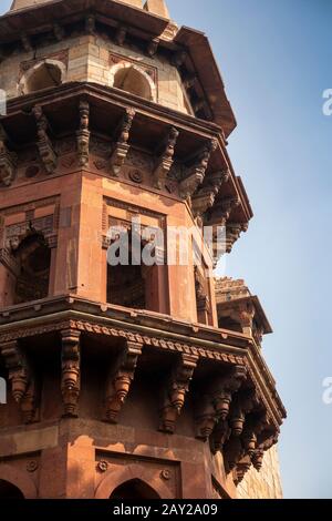 Indien, Uttar Pradesh, Neu-Delhi, Purana Qila, Old Mughal-era Fort, Qila-e-Kuhna Masjid, Moschee, die von Sher Shah Sur 1541 aus rotem und gelbem Sand erbaut wurde Stockfoto