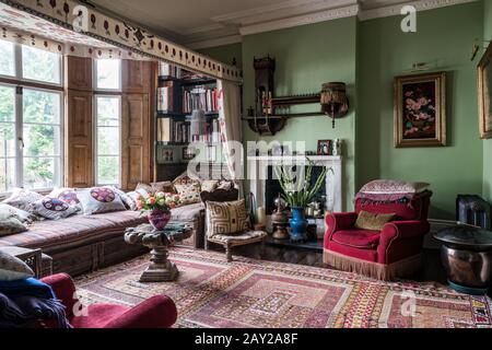 Wohnzimmer im edwardianischen Stil mit Kamin Stockfoto