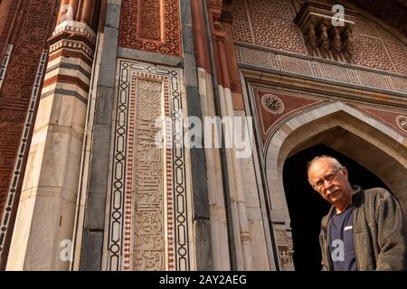 Indien, Uttar Pradesh, Neu-Delhi, Purana Qila, Old Mughal-era Fort, männlicher Tourist außerhalb von Qila-e-Kuhna Masjid, Moschee, erbaut von Sher Shah Sur im Jahr 1541 fro Stockfoto